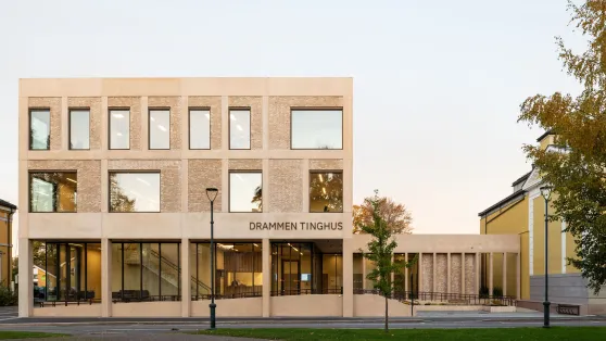 Loe Betongelementer - Prefabrikkert fasade Drammen tinghus