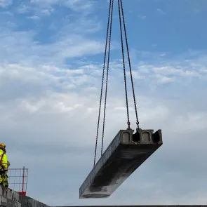 Loe Betongelementer - Prefabrikkerte hulldekker montasje