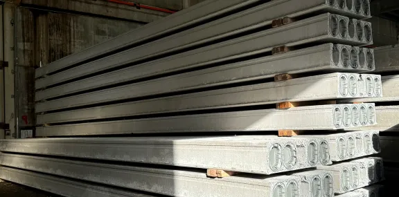 Loe Betongelementer - Prefabrikkerte hulldekker produksjon
