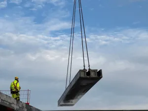 Loe Betongelementer - Prefabrikkerte hulldekker montasje