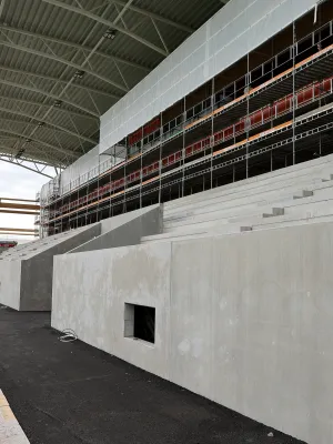 Loe Betongelementer - tribune og næringslokale Nadderud station