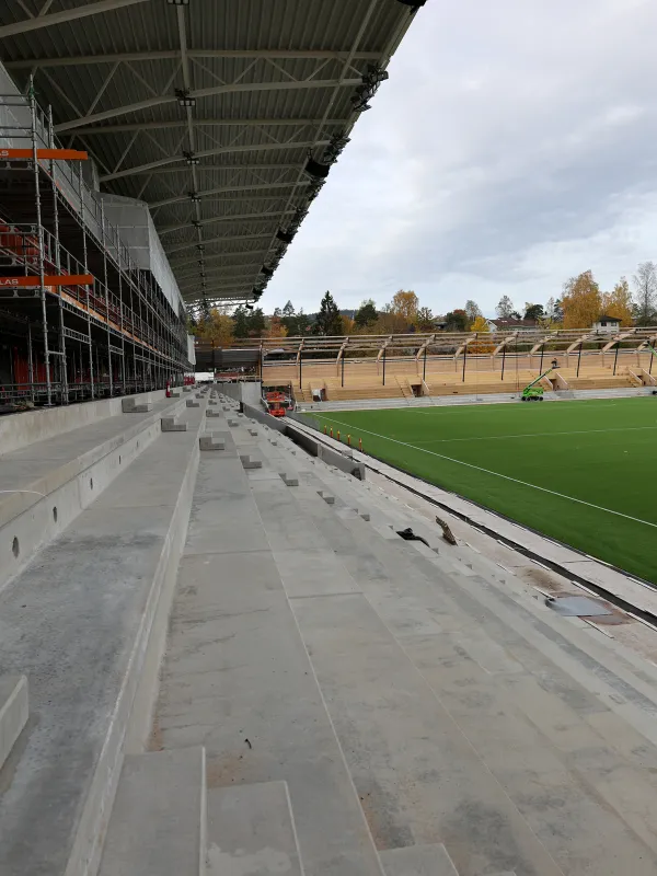 Loe Betongelementer - tribune og n&aelig;ringslokale Nadderud station